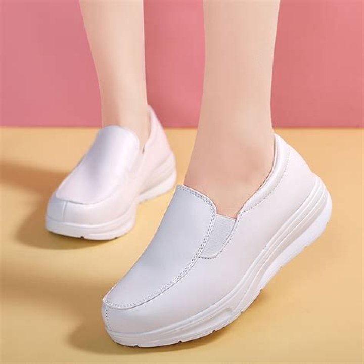11 Best Waterproof Nursing Shoes: Pros, Cons, And Buying Tips