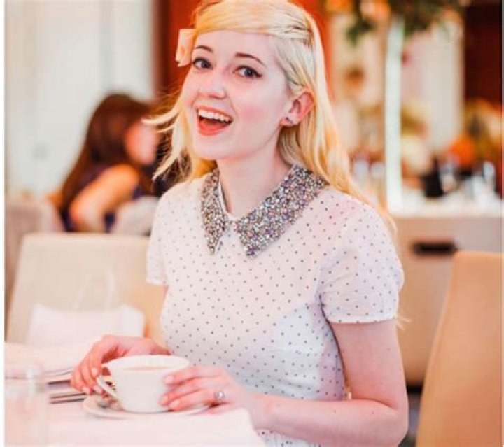 11 Ways To Be The Person Everyone Wants To Talk To At A Party