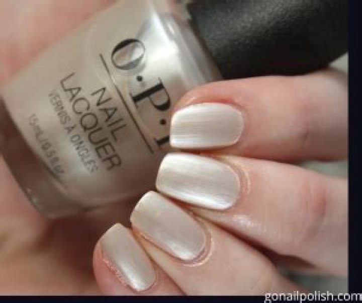 15 Best Pearl Nail Polishes to Attain Smooth And Glowy Nails