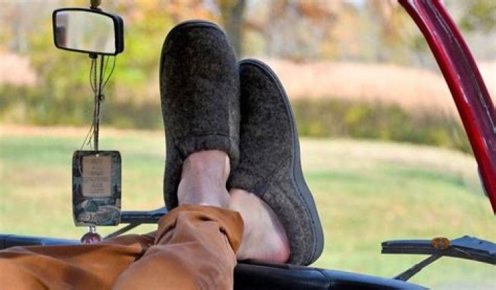 6 Best Men’s Slippers For Wide Feet And Extra Support in 2024