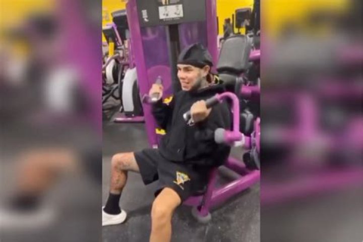 6ix9ine Nonchalantly Works Out at New Gym After Getting Beat Up