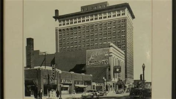 A downtown Moline landmark celebrates 100 years