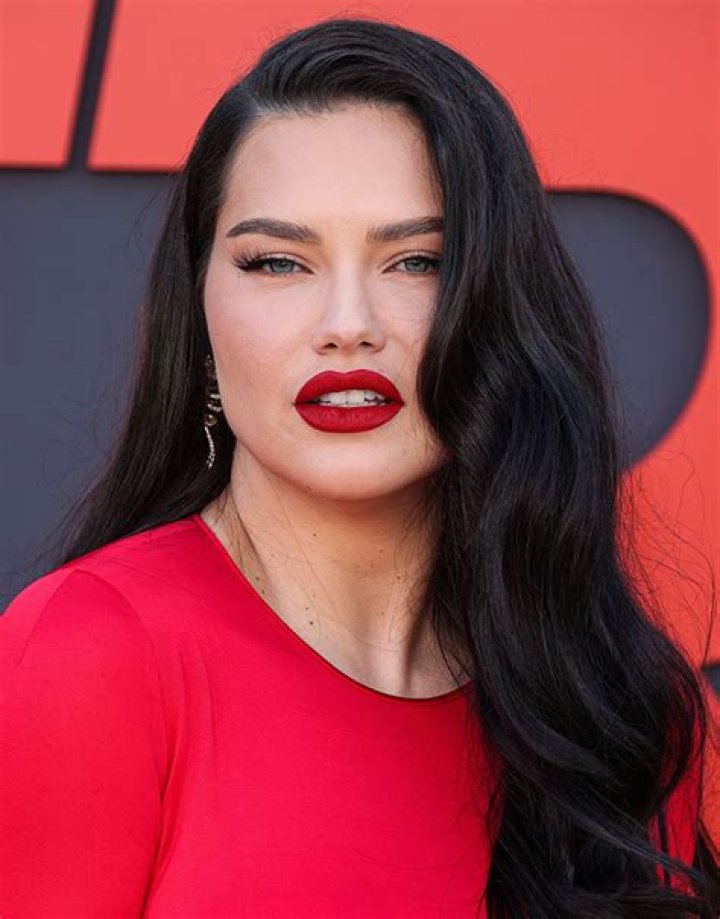 Adriana Lima’s Red Carpet Revelation, Fans Note a Striking Resemblance to Selena and Unveil Transformations