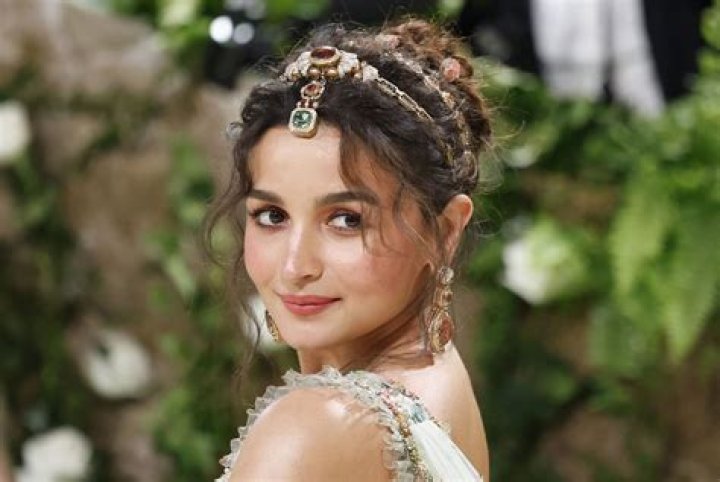 Alia Bhatt is obsessed with THIS accessory proving even common pieces can provide exceptional sass