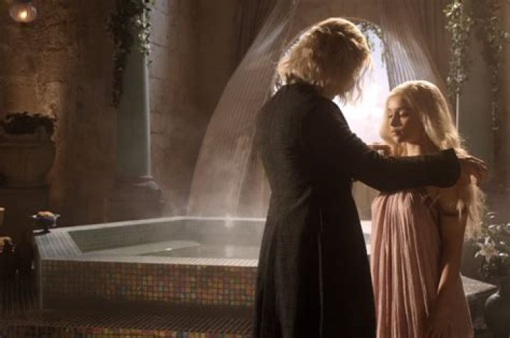 All Steamy Emilia Clarke Scenes in Game of Thrones, Ranked