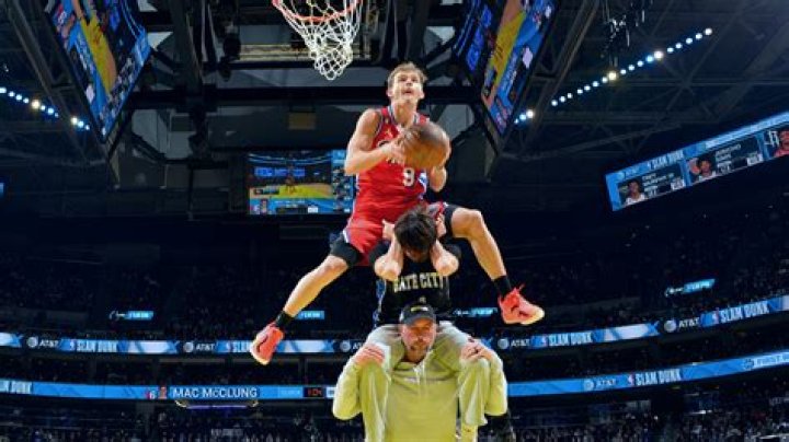 Amarion Nimmers wins Slam Dunk Contest