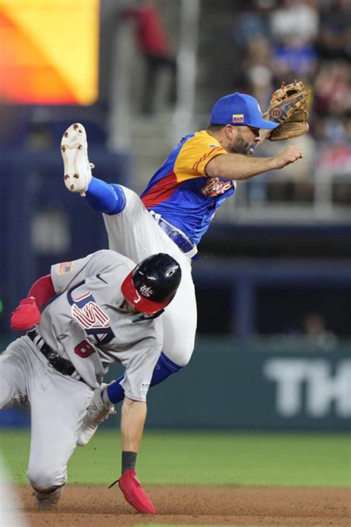 Astros’ Jose Altuve has broken right thumb, needs surgery