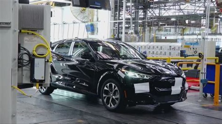 Autoworkers reach a deal with Ford, a breakthrough toward ending strikes against Detroit automakers