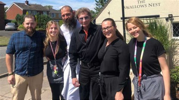 Barry Manilow shocks pub punters by popping in for fish and chip lunch