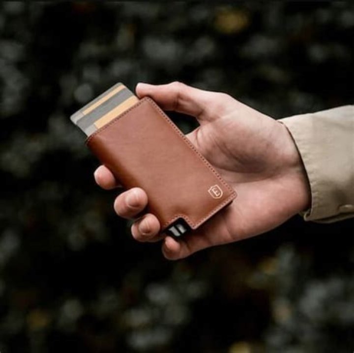 Best Minimalist Wallet | The Ridge Wallet vs. Ekster Wallet