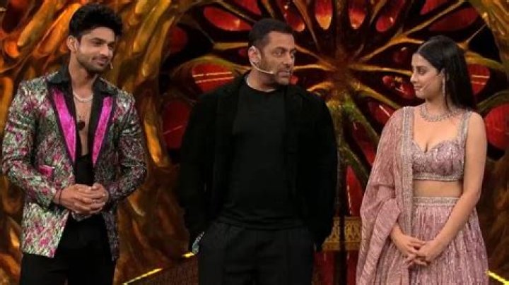 Bigg Boss 17’s Abhishek Kumar and Ayesha Khan engage in fun banter with paps; WATCH to know their conversation
