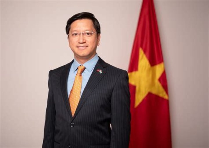 Biography - c3kienthuyhp.edu.vn