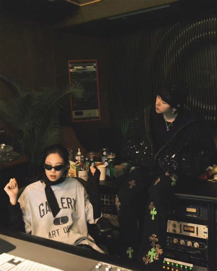 BLACKPINK’s Jennie Exhibits True Professionalism in Recording Session’s Behind-the-Scenes Video With Zico
