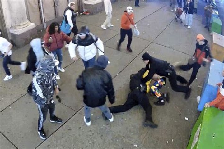 Body-camera footage shows chaotic lead-up to Times Square brawl between police and migrants