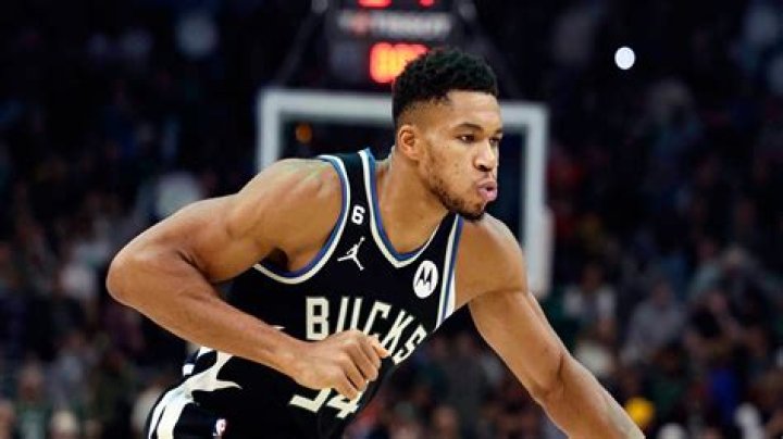 Bucks’ Antetokounmpo leaves game vs. Heat with knee injury