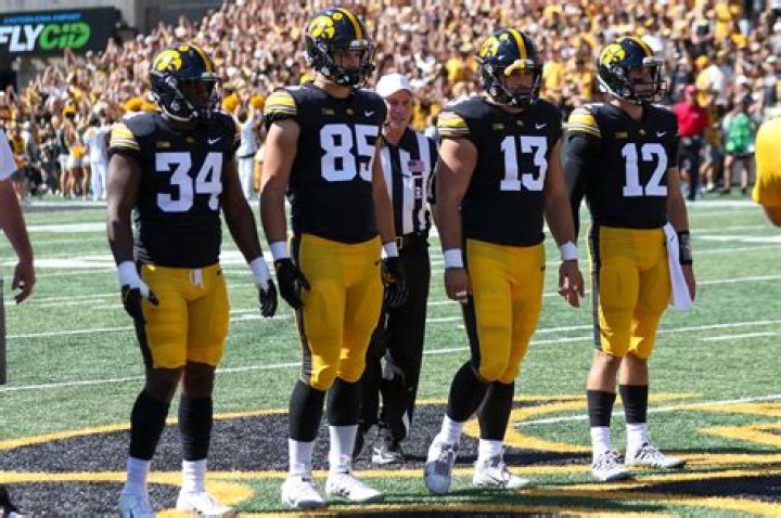 Cade McNamara, new Hawkeyes teammates bond over trip to California