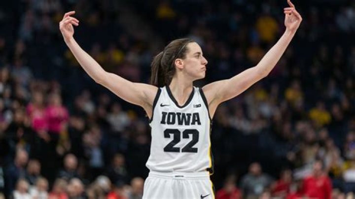 Caitlin Clark scores 38 as Hawkeyes hold off Maryland