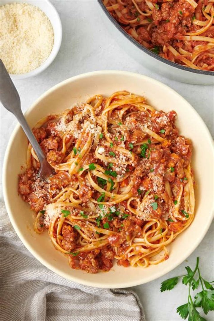 Can you use red wine in Bolognese sauce?