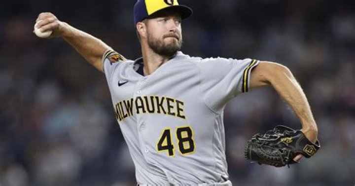 Colin Rea staying with Brewers on one-year deal with club option for 2025