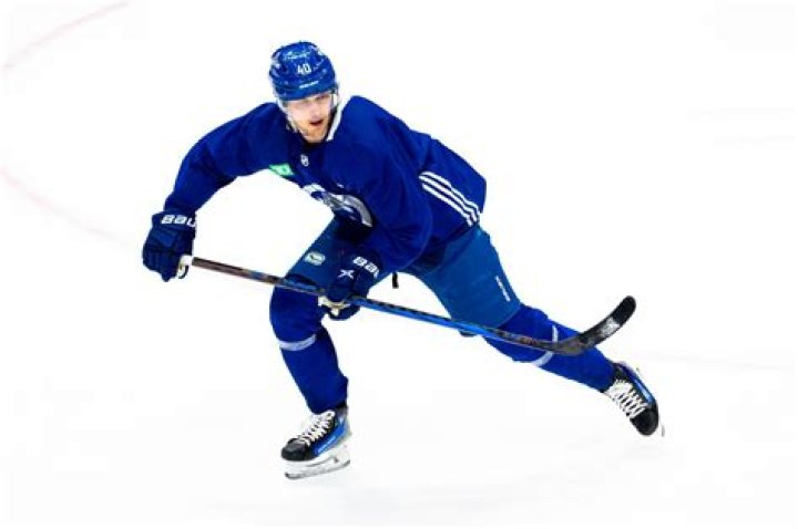 Elias Pettersson agrees to 8-year extension with Canucks