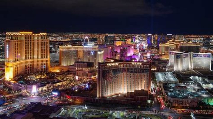 Experts reveal how to score a Las Vegas Super Bowl hotel room