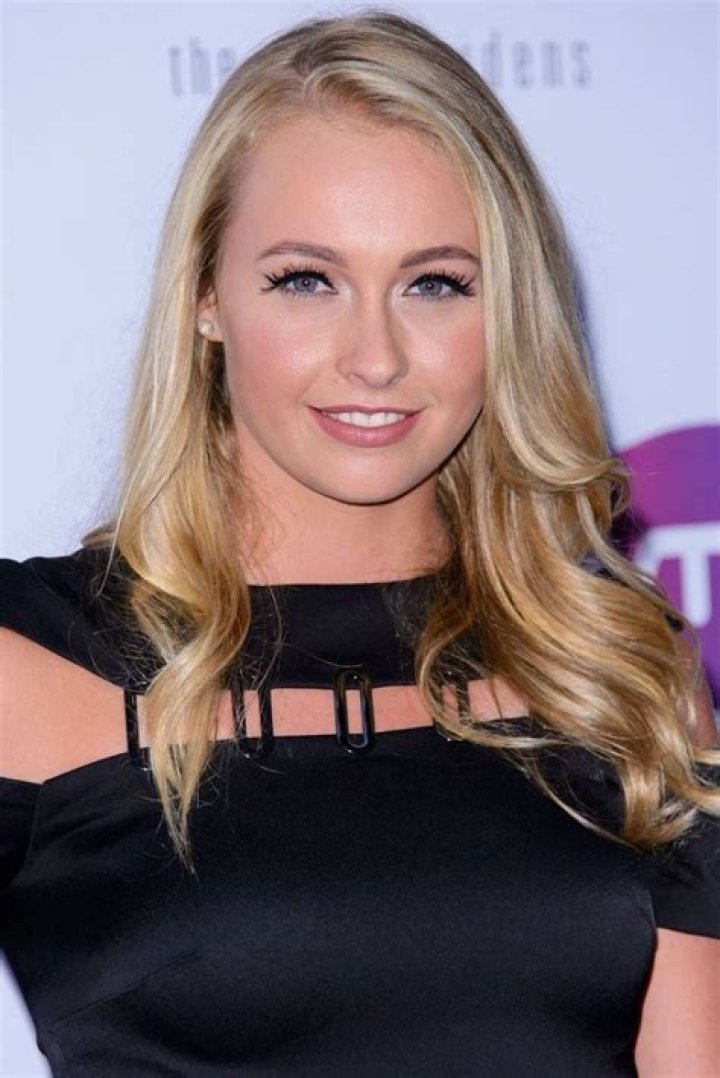 Fanny Stollar: Boyfriend & Career [2023 Update]