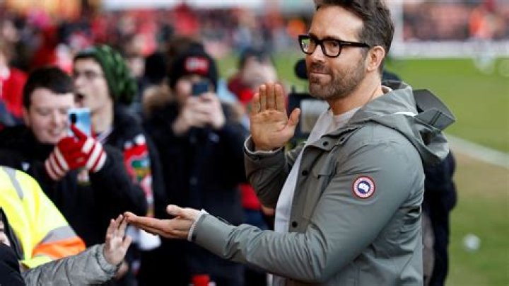 Fans convinced Ryan Reynolds is 7ft tall as optical illusion shows Hollywood superstar towering over Lineker and Shearer