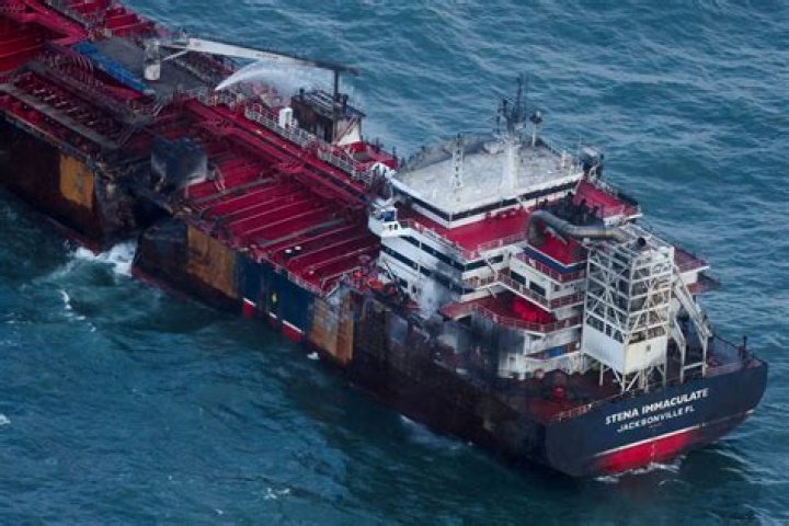 Fifty firefighters battle to stop 'major leak' of Hull tanker containing 580 tonnes of hydrochloric acid