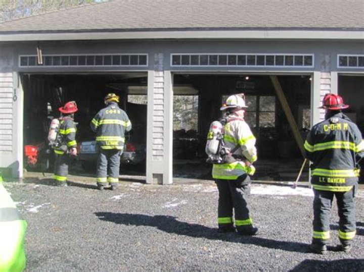 Firefighters respond to Moline garage fire