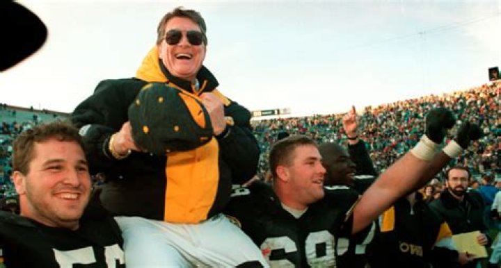 Former Hawkeye Quinn Early releases trailer for Hayden Fry & Jerry Levias documentary