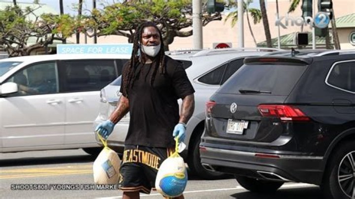 Former NFL star Marshawn Lynch hands out 200 Thanksgiving turkeys in Hawaii