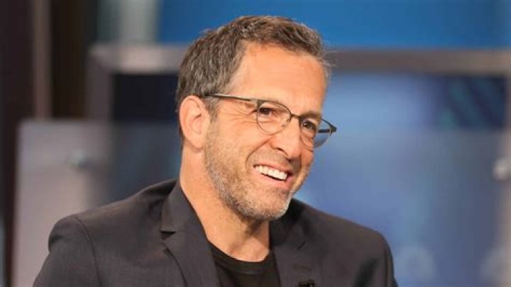 From Humble Beginnings to Global Success: Kenneth Cole’s Biography