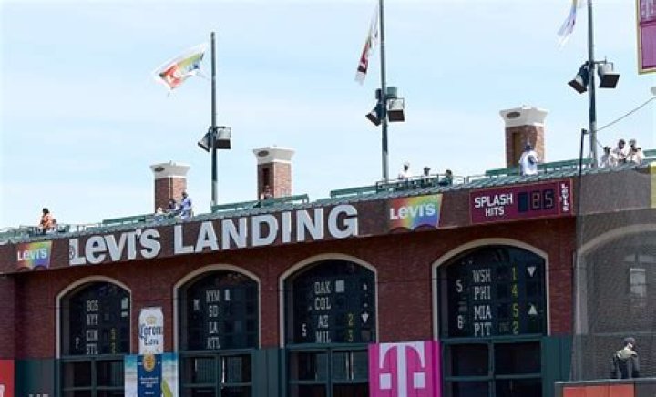 Giants player makes history with 100th Splash Hit at Oracle Park