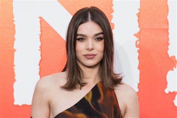 Hailee Steinfeld’s Hollywood Hijinks at Bills vs. Chiefs Extravaganza