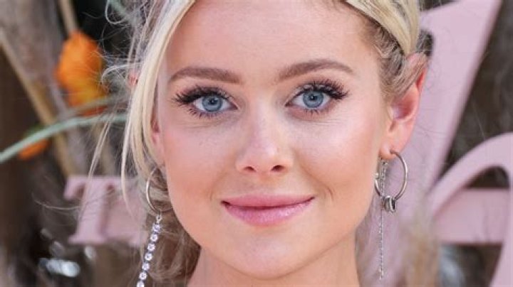 Hannah Godwin channels Tinker Bell in two piece dress for iHeart Radio Music Awards
