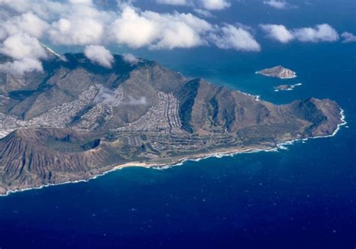 Hawaii chain of islands slowly migrating toward extinction
