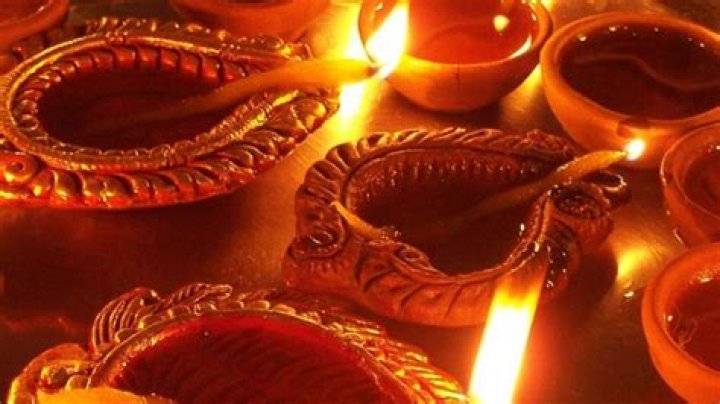Here are some fun games to play with family and friends on your Diwali party