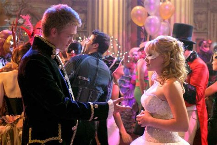 Hilary Duff's 'Cinderella Story' Mask Disguise Is A Plot Hole & She Knows It