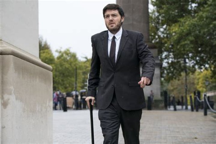 How Strike filmed missing leg scenes | does Tom Burke have one leg?