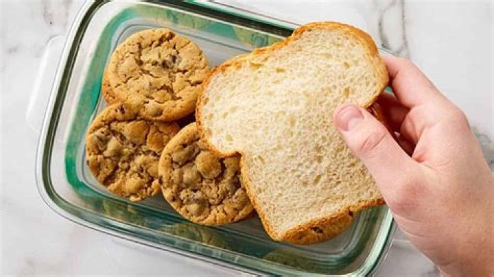 How to Keep Cookies Fresh Longer With a Slice of Bread