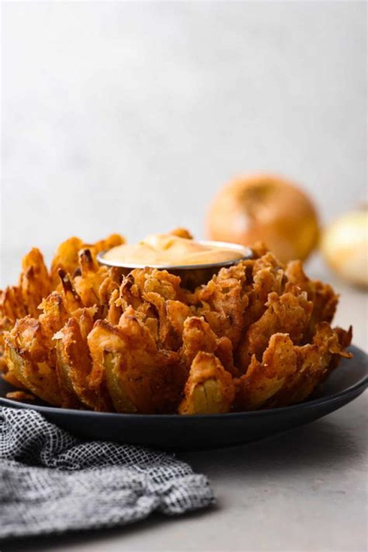 How to Make Bloomin’ Onion with Smoky Sauce