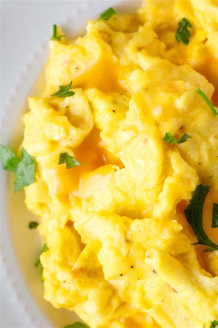 How to make cheesy scrambled eggs