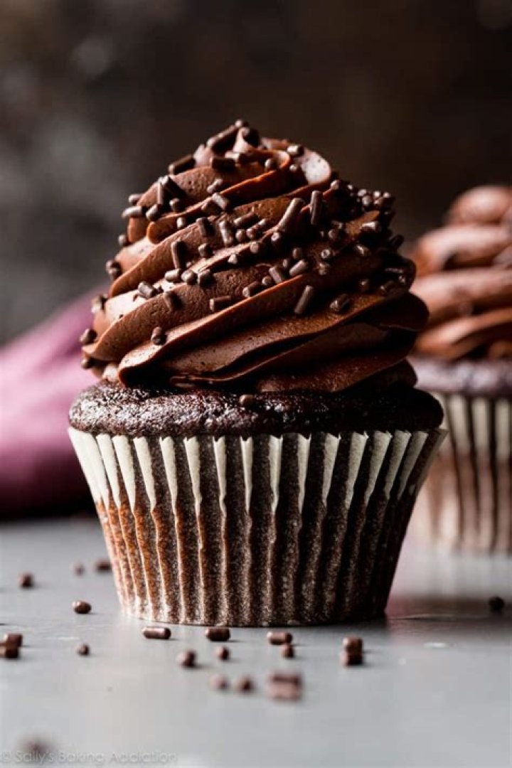 How to Make Chocolate Cupcakes with Baileys Frosting