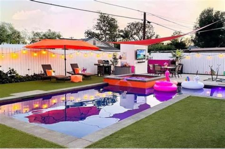 How to plan a small party with a few friends
