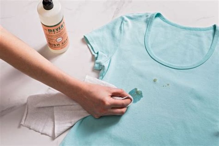 How to remove grease or oil stains from clothing