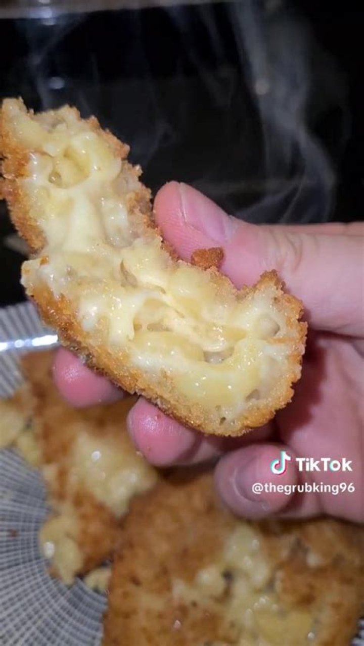 I’m a foodie and I tried Aldi’s mac and cheese crispbakes - it’s a game-changer