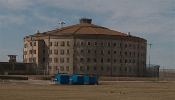 Illinois plans to tear down, rebuild Stateville prison