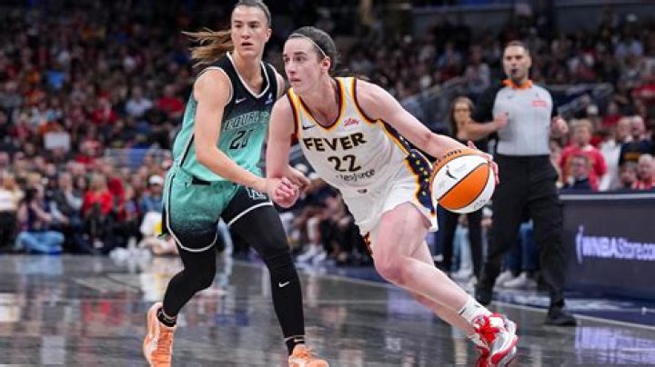 Injury doesn’t slow Caitlin Clark, who scores 33 in Hawkeyes’ win