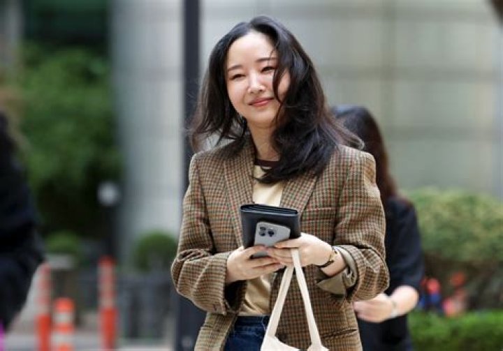 Is ILLIT’s creative director’s cryptic Instagram story directed at ADOR’s CEO Min Hee Jin amid HYBE conflict? DEETS