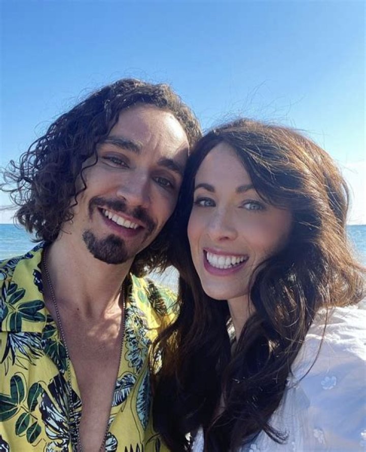 Is Robert Sheehan Gay? A Look at His Past Relationships